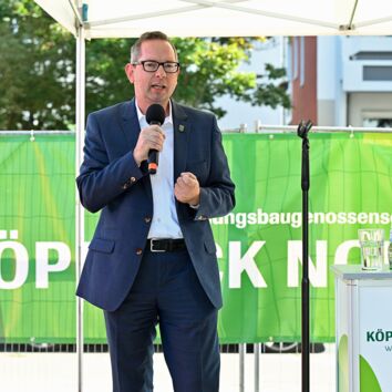 Bezirksbürgermeister Oliver Igel beglückwünscht die „Köpenick Nord“ zum ge-lungenen Bauprojekt.